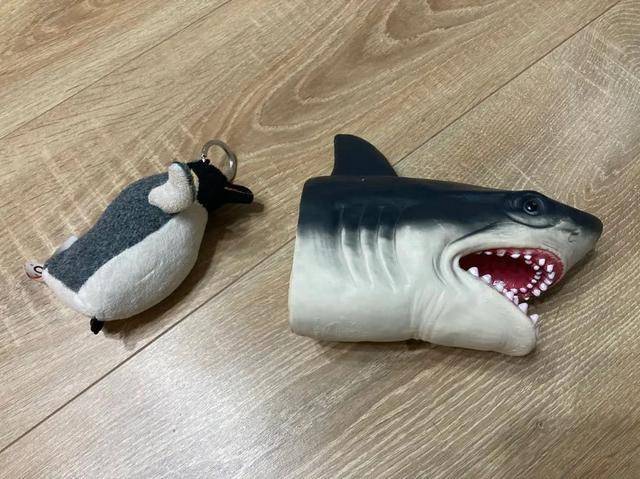 橡胶类的仿真鲨鱼手偶.