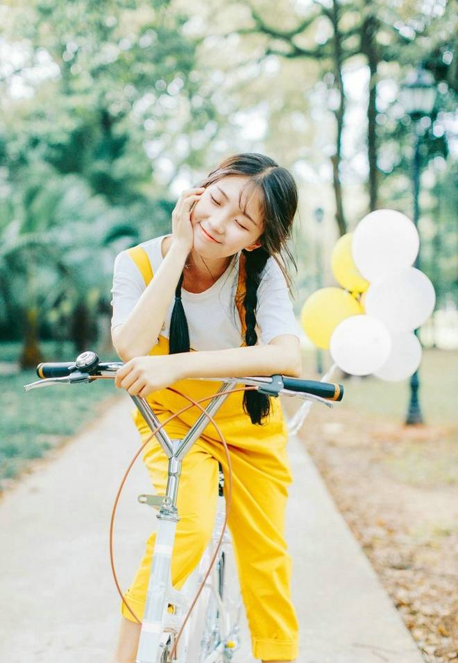 美女写真:清纯可爱骑单车黄衣美眉清新俏皮阳光