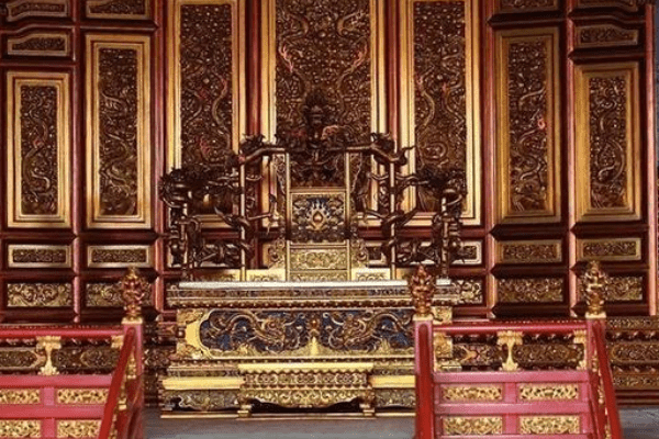 故宫500年寿命的龙椅,啥材料做的?不是黄金,碰坏了可真赔不起