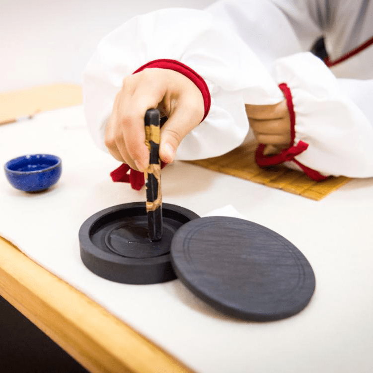 因为我自认为我写的字还好,所以我信心百倍的开始研墨,准备来首凉州词