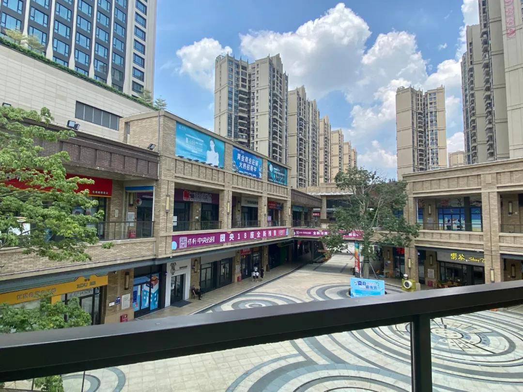 当问及商业配套时,几个楼盘的销售一致指向保利顺德里和银钻广场