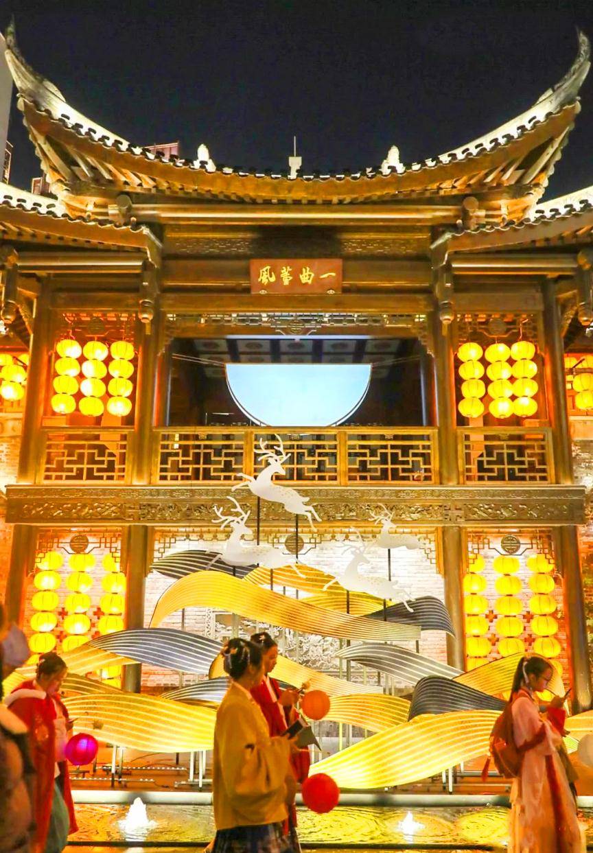 重庆弹子石老街迎春灯会美到爆,璀璨灯光下感受浪漫,赏灯迎新年