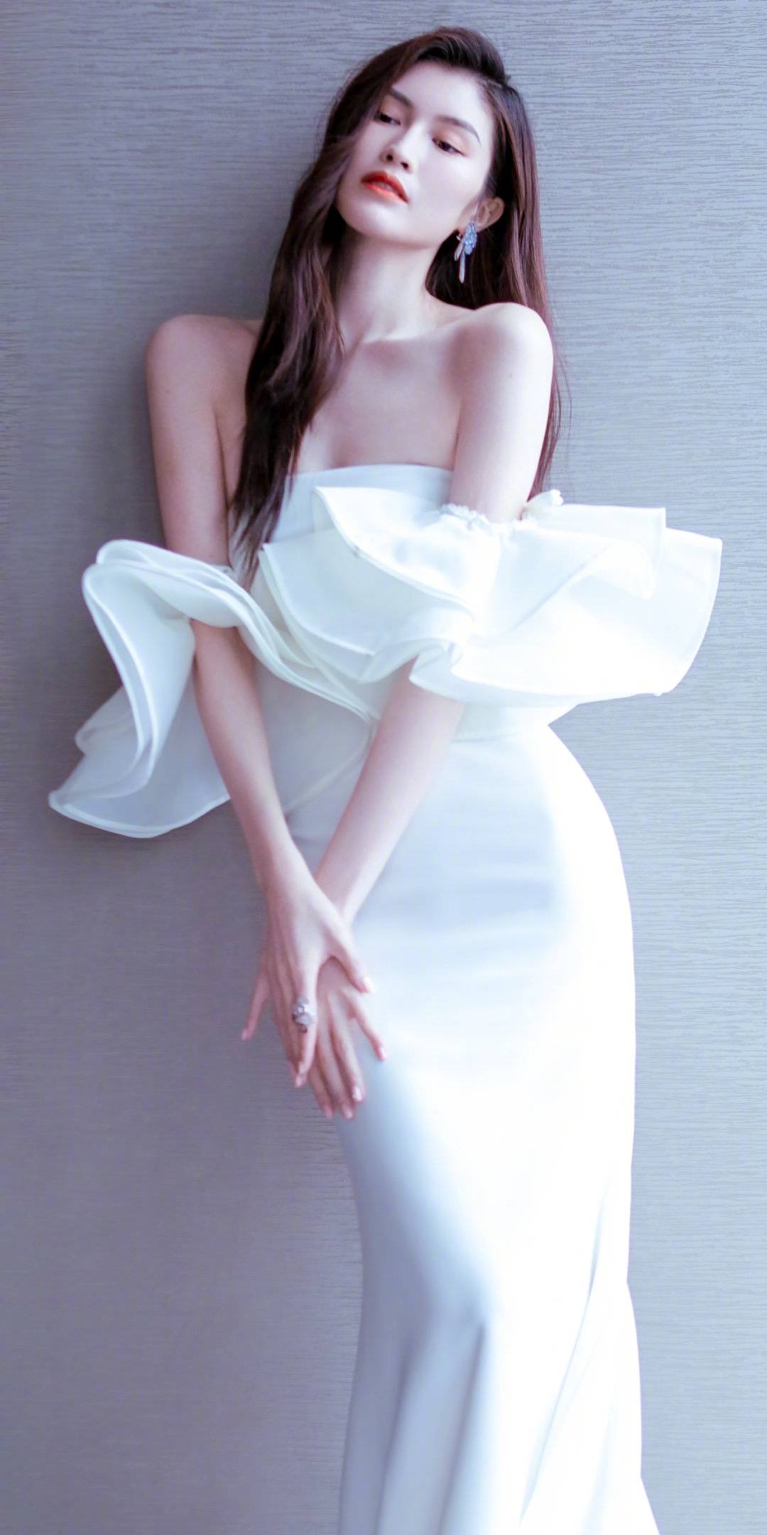 30岁何穗成熟优雅一身纯白抹胸礼裙前凸后翘很迷人