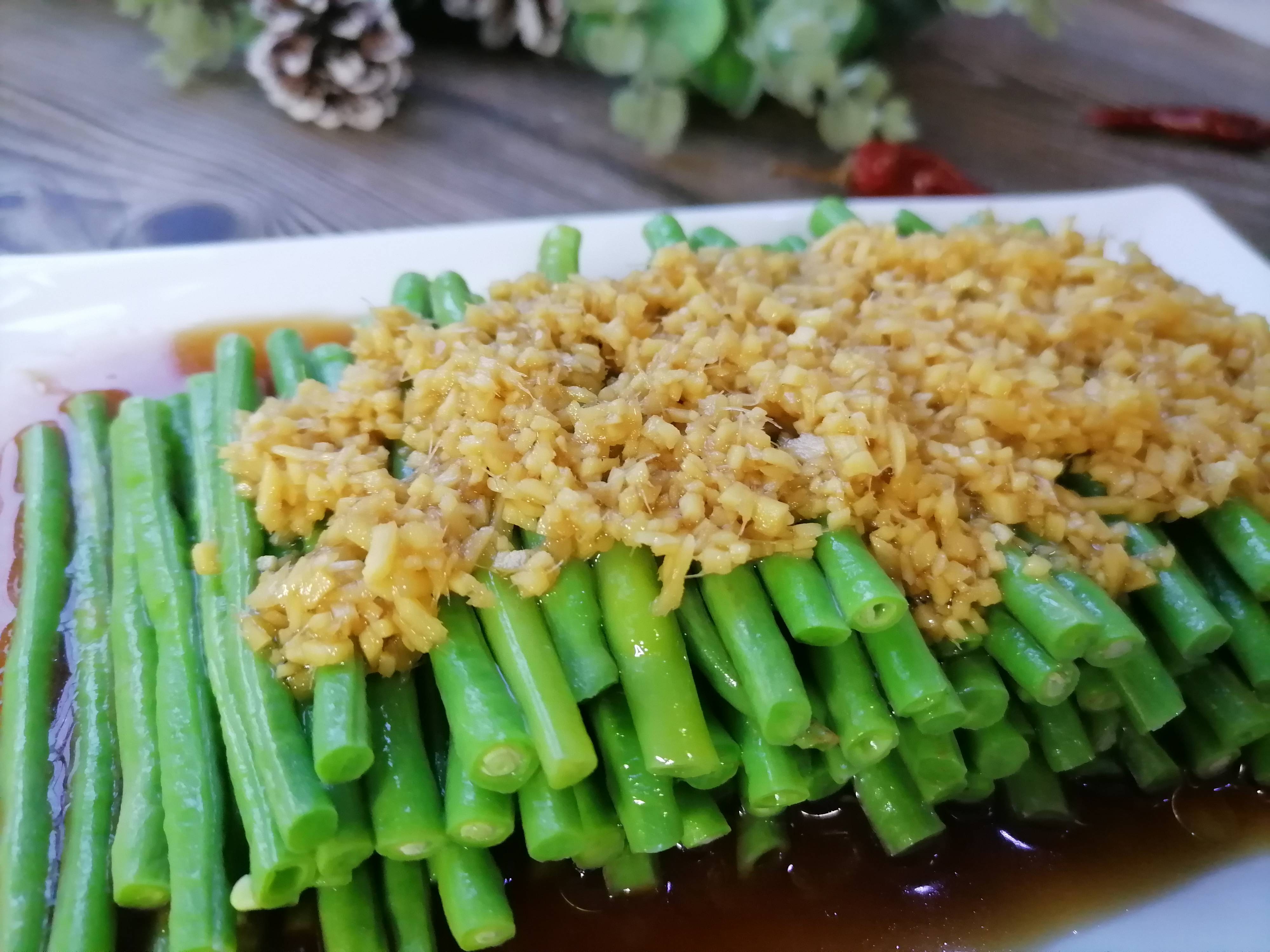 使姜末充分释放出香气,姜汁味道才会浓郁,这是这道姜汁豆角好吃的关键