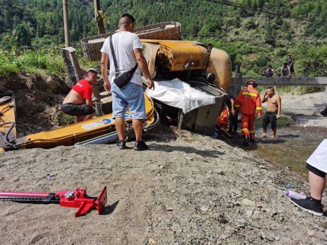 湘西州永顺县灵溪镇勺哈往基湖路段发生一起挖机侧翻事故,致一人被困