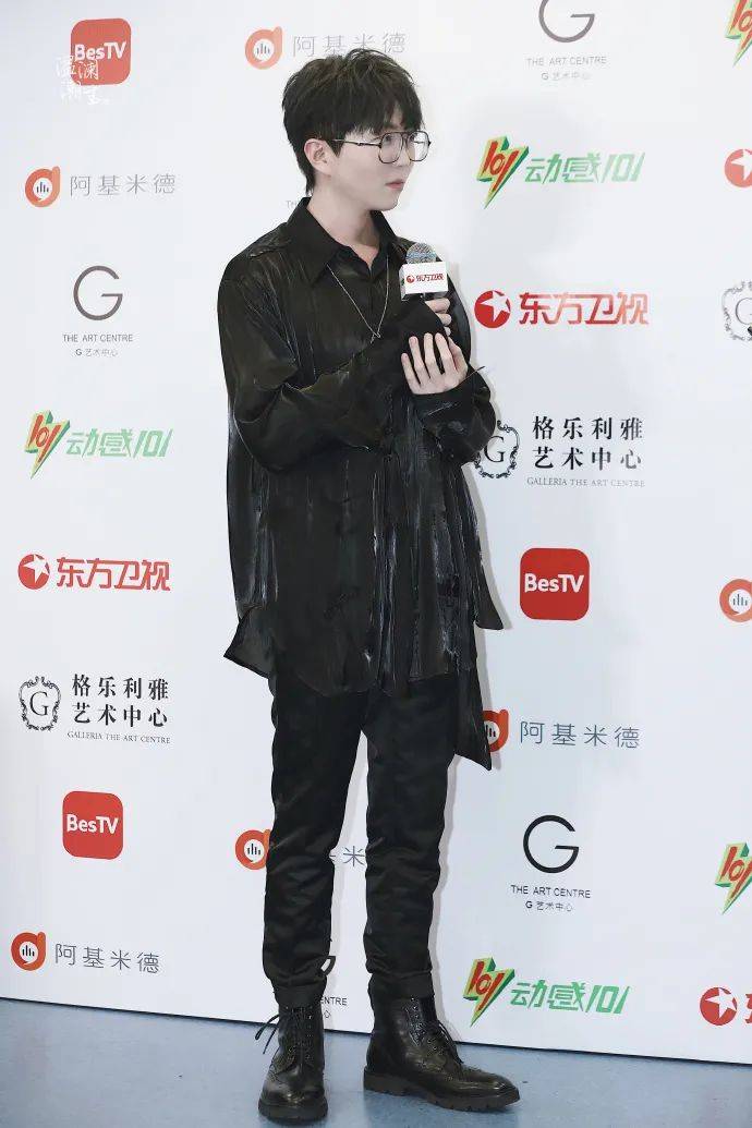 原创谁能想到毛不易能帅成这样?全身黑衣配黑鞋,复古高级感满分