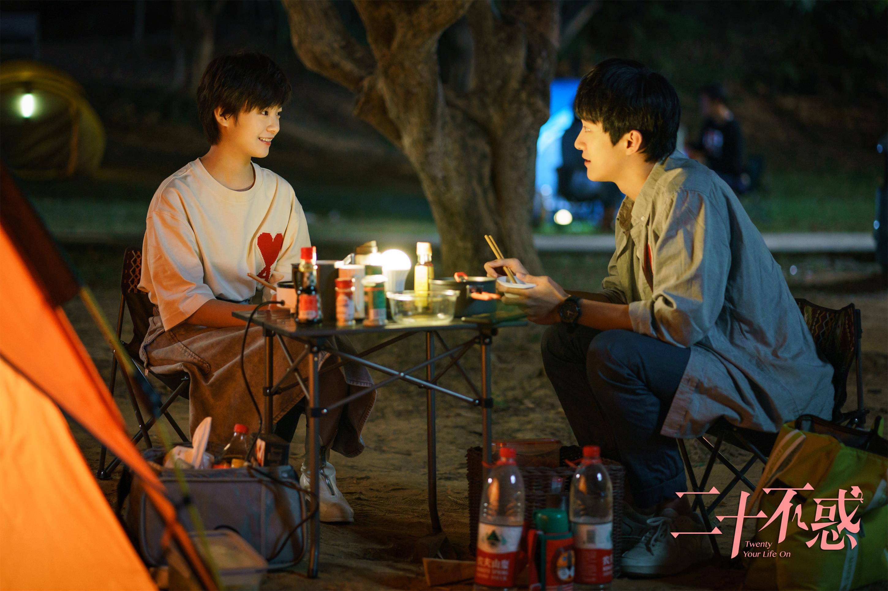 关晓彤晋升"亲子博主"人气暴涨 《二十不惑》红楼四子共赴青春梦