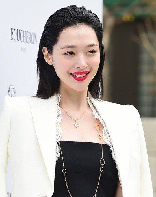 而媒体的配图是一张雪莉的美照,照片中的雪莉正在参加活动.