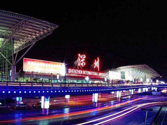 市宝安区黄田村,所以根据机场命名的规则来定,它原名是深圳黄田机场