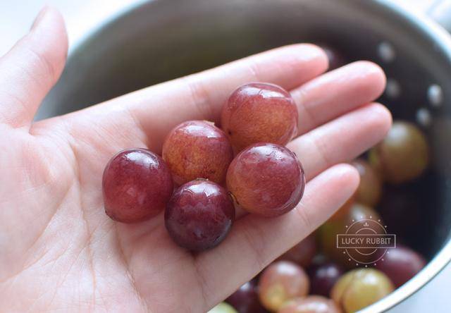 3,用小苏打和食用盐搓洗干净的葡萄特别透亮,葡萄皮非常干净,接下来就