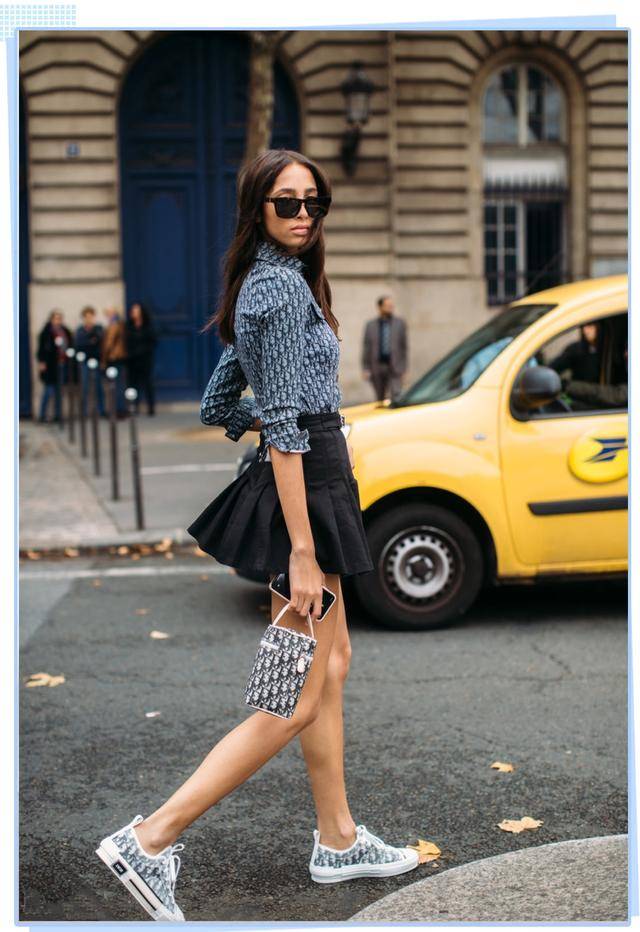 布鞋它更加的柔软,排汗性和透气性也更好,因此布鞋搭配衬衫加裙子