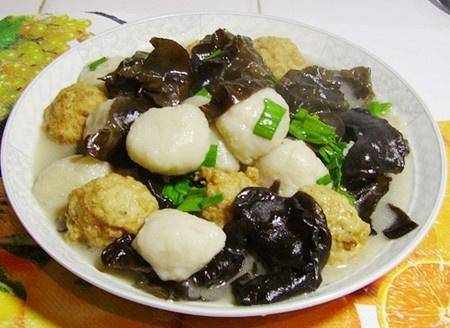 家常菜,木耳鱼丸,荤素都有,做法简单,营养美味,适合夏天