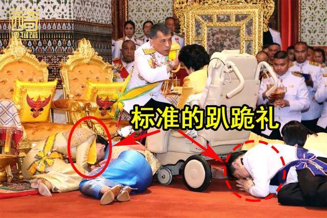 跪拜泰国国王的脚图片