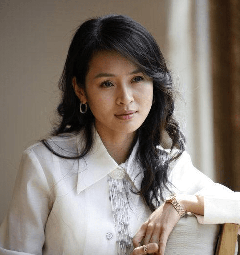 很快就有剧组盛情地邀请她,她复出之后就拍下了《我的前半生》这部剧