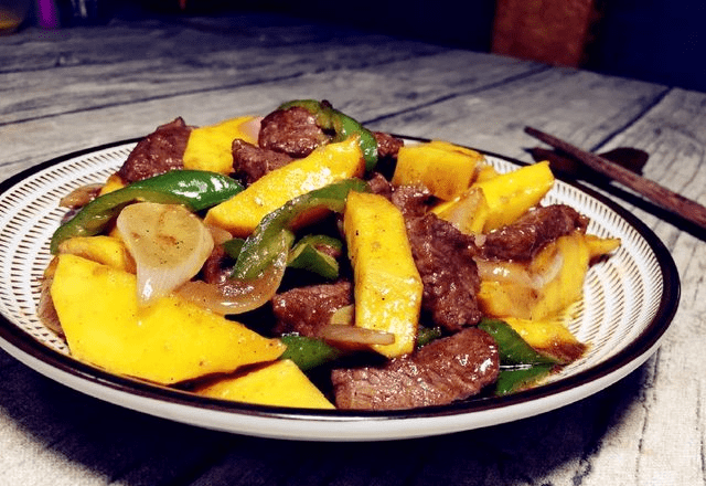 最后就可以上菜咯~这道芒果炒牛肉就完成了~喜欢的亲们可以学一下哦