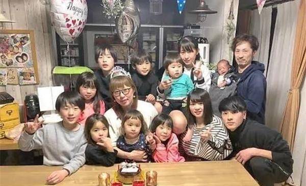 原创41岁"超级妈妈",结婚20年里生了12个孩子,每天只睡5小时