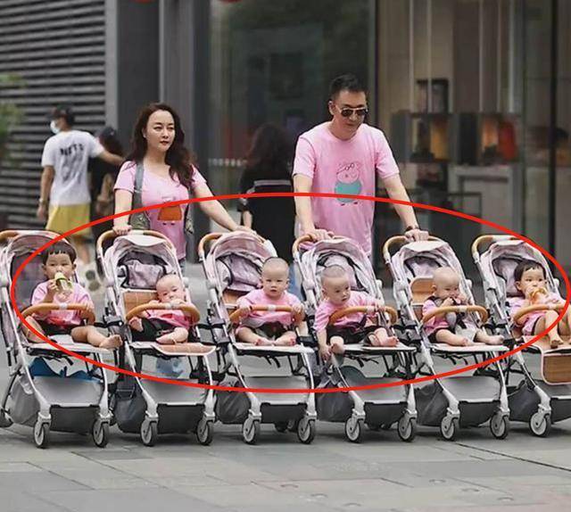 小夫妻带6个宝宝逛街,气势惊人看呆路人,基因这玩意儿太可怕_双胞胎
