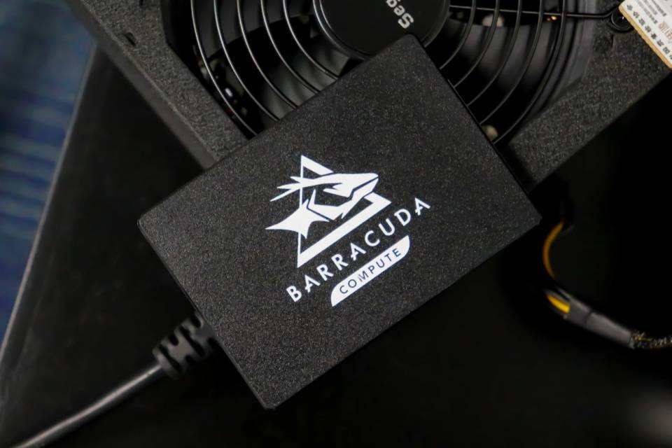 Discwizard Monitor 装载系统和软件交给DiscWizard,更换硬盘只需动动小手_搜狐汽车_搜狐网
