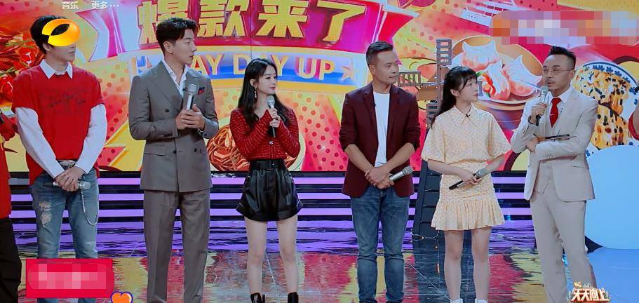 187刘宇宁跟188张亮同台录节目,二人站一块后,真实身高太显然_手机