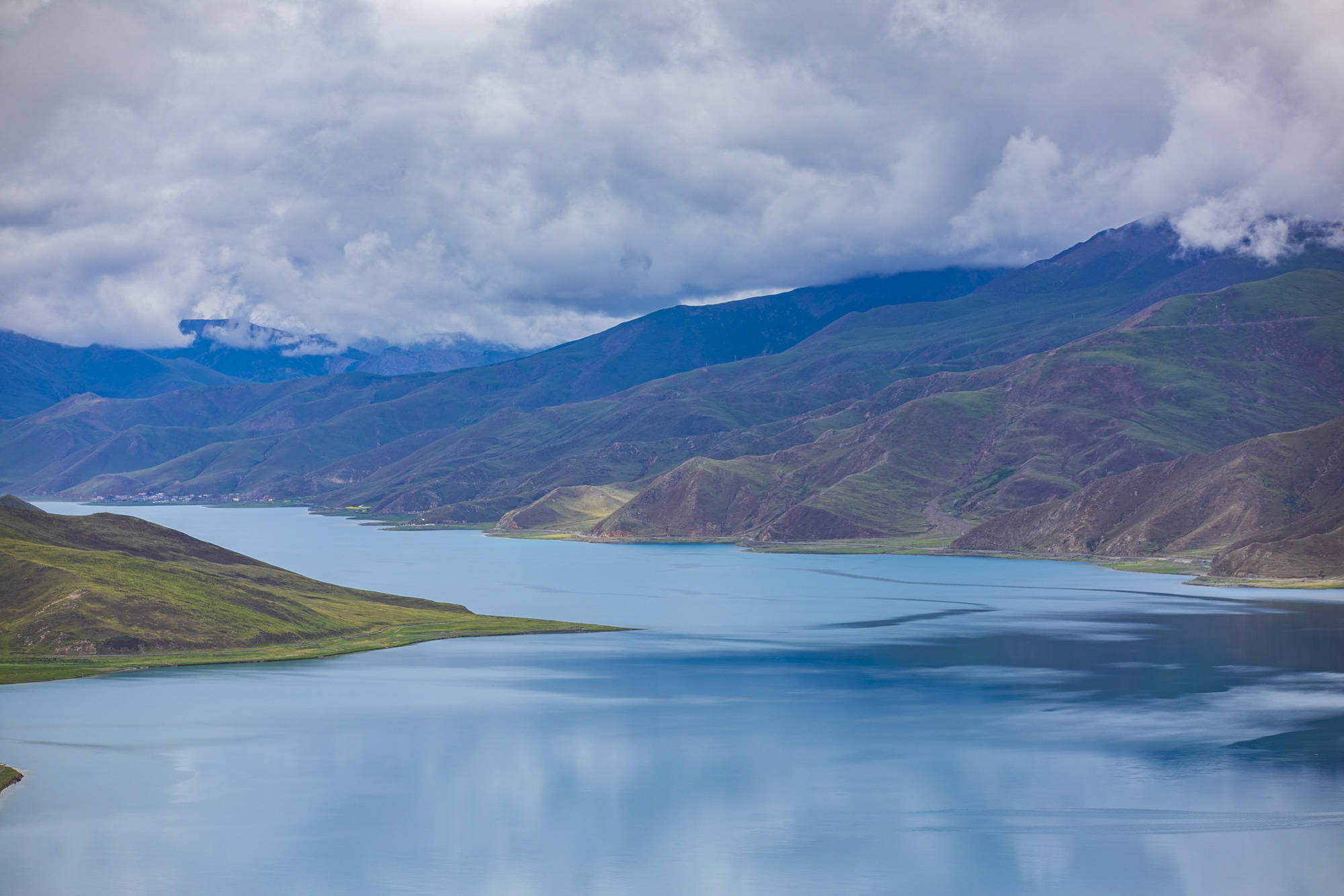 西藏三大圣湖之一羊卓雍错碧波如镜水草丰美的天上仙境
