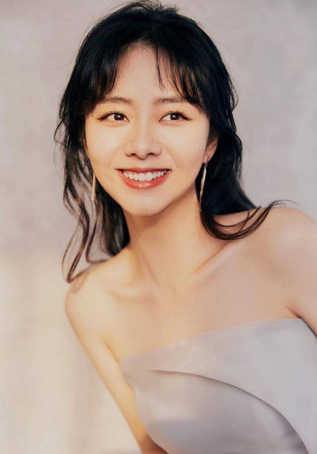 「饭饭快报」蔡徐坤行程,李沁《狼殿下》,谭松韵守时,杨洋热巴