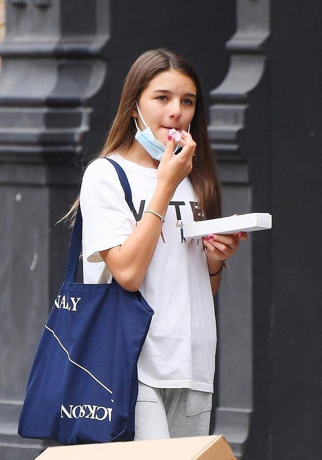 原创14岁小苏瑞牵狗出街,白t恤搭灰裤子好清爽,随意配人字拖真低调