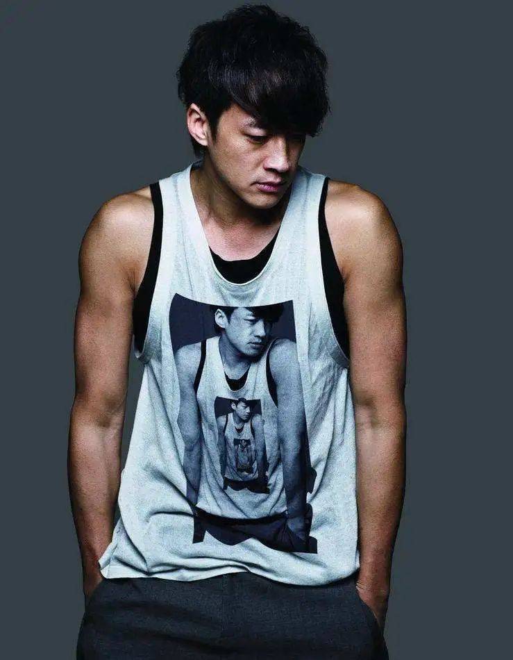 何润东也变大叔穿绅士西服却搭配雨靴发际线太显龄