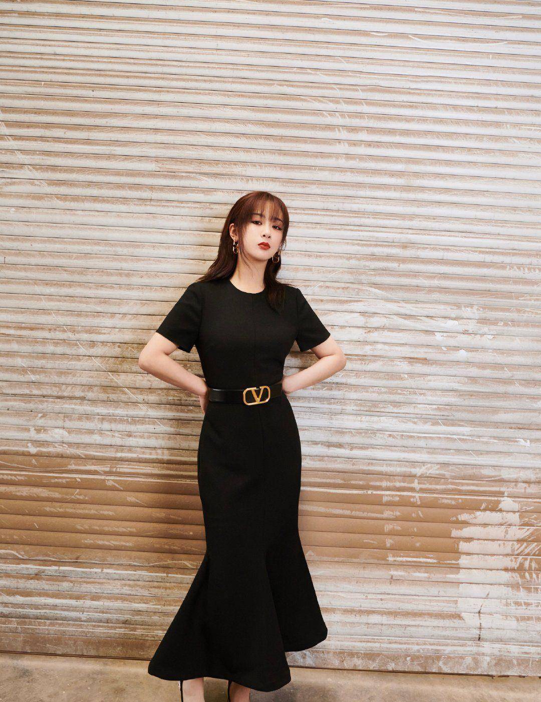 原创杨紫最新写真曝光,一袭复古鱼尾裙亮相,浑身上下散发着御姐气质