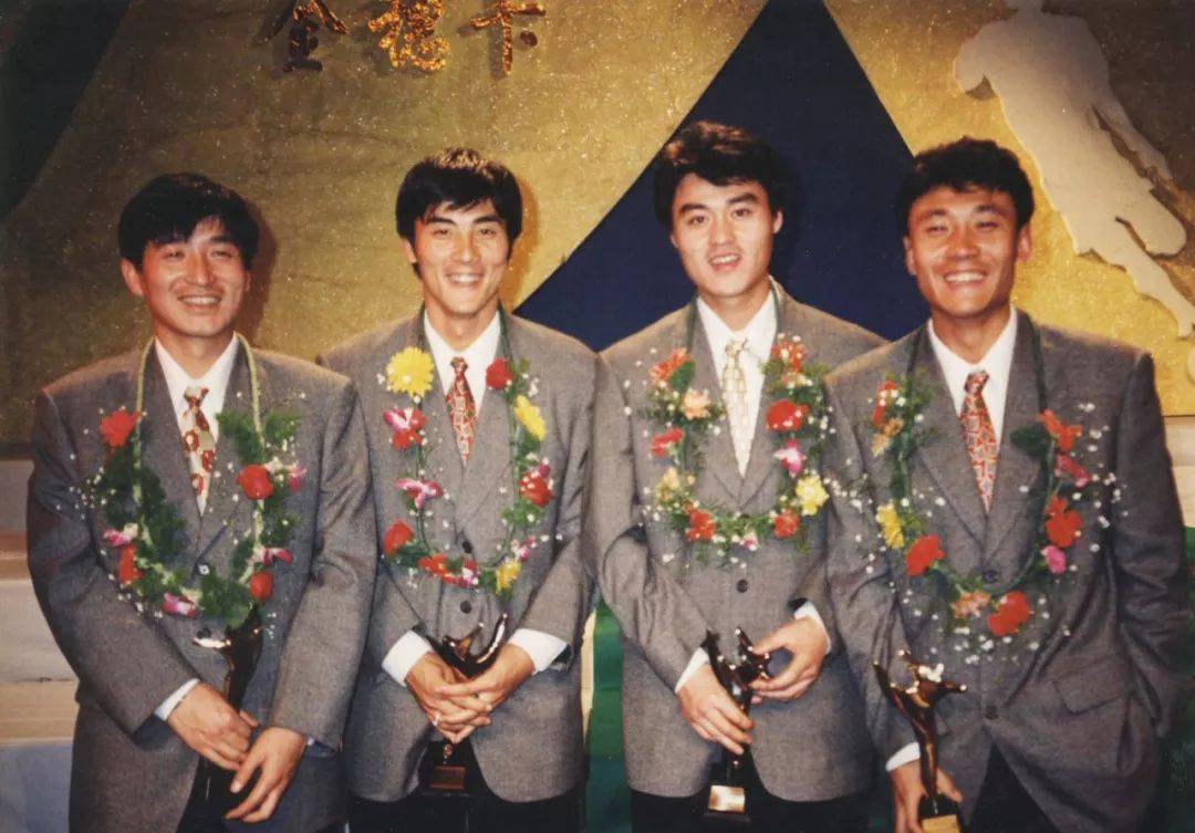 一块一块的节目就是在这种似真似假的表演中结束,先后由谷峰,那英