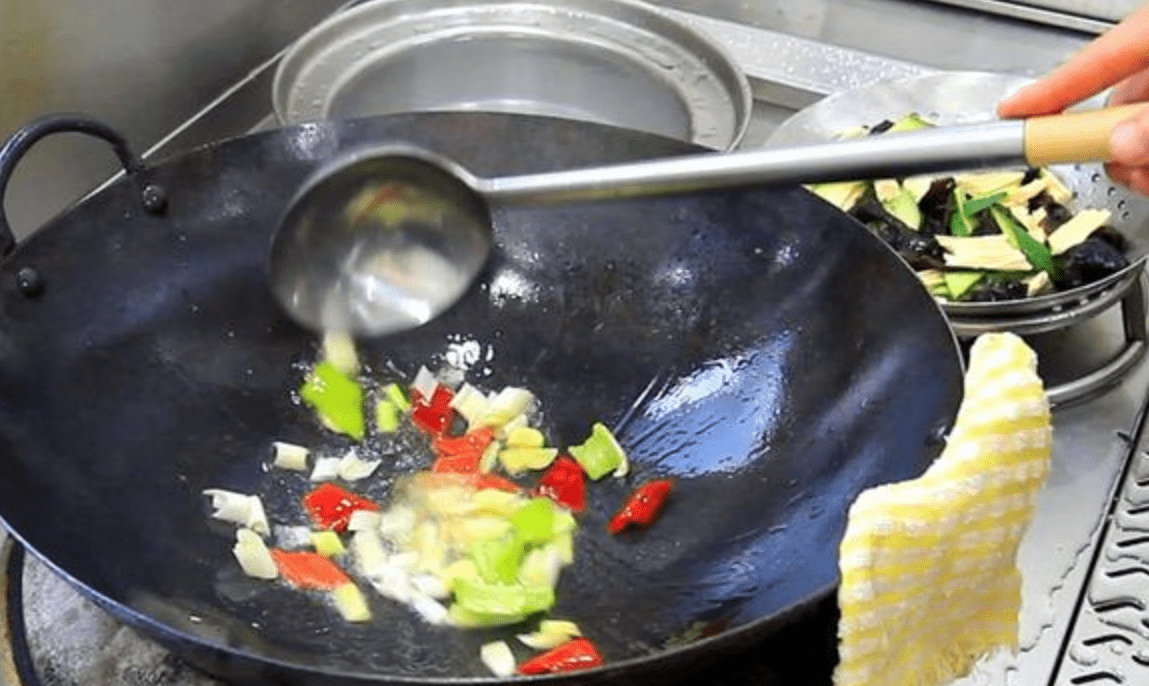 第七步:起锅烧油,油温上来了之后,将葱姜蒜和青红椒放入锅中煸炒出