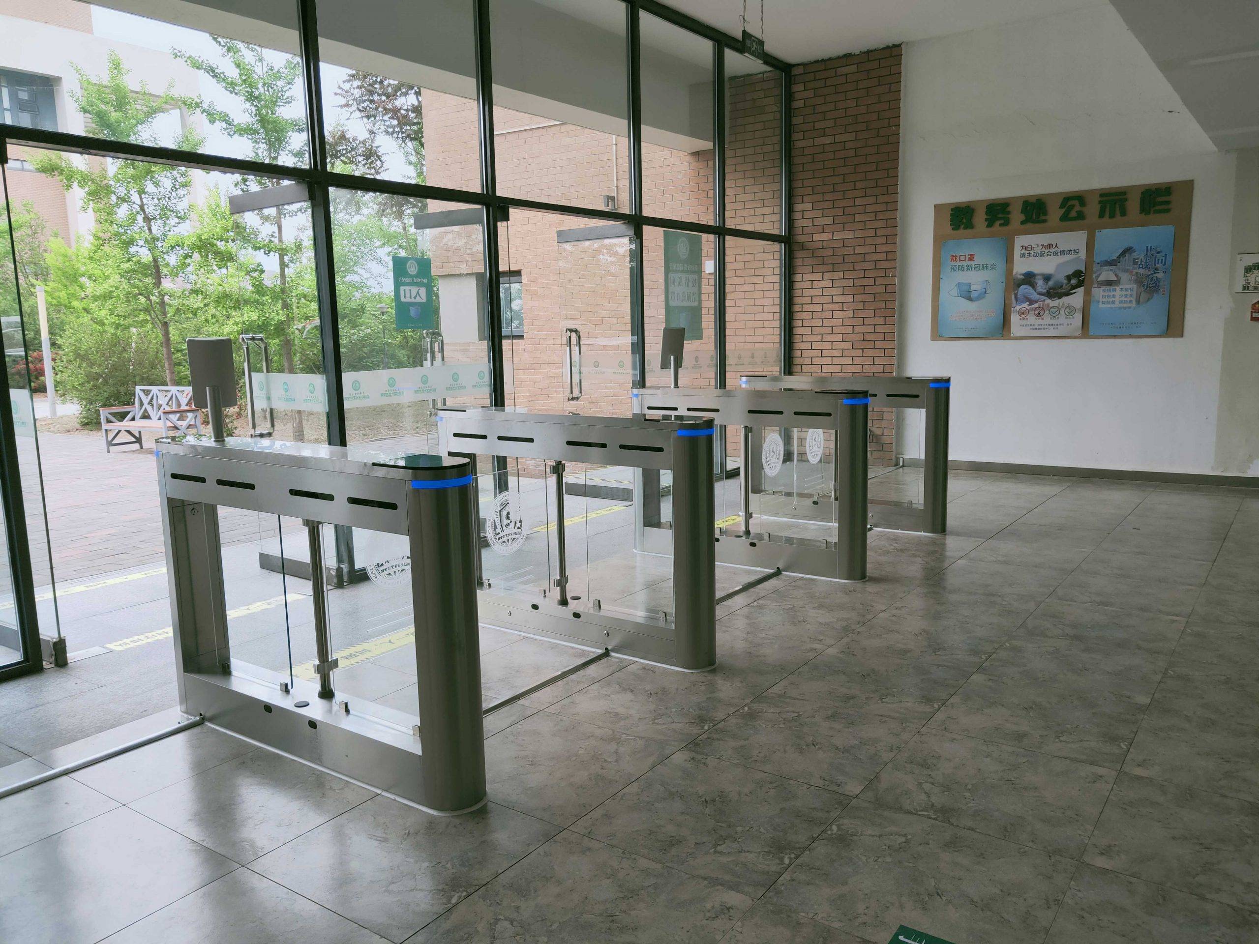 摆闸,在轨道交通行业一般称为拍打门,其拦阻体(闸摆)的形态是具有一定