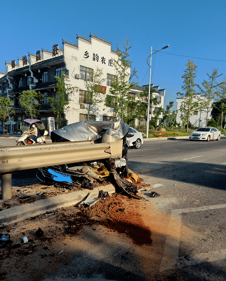 昨日,上饶余干黄金埠七零河路段发生一起车祸,车辆受损严重