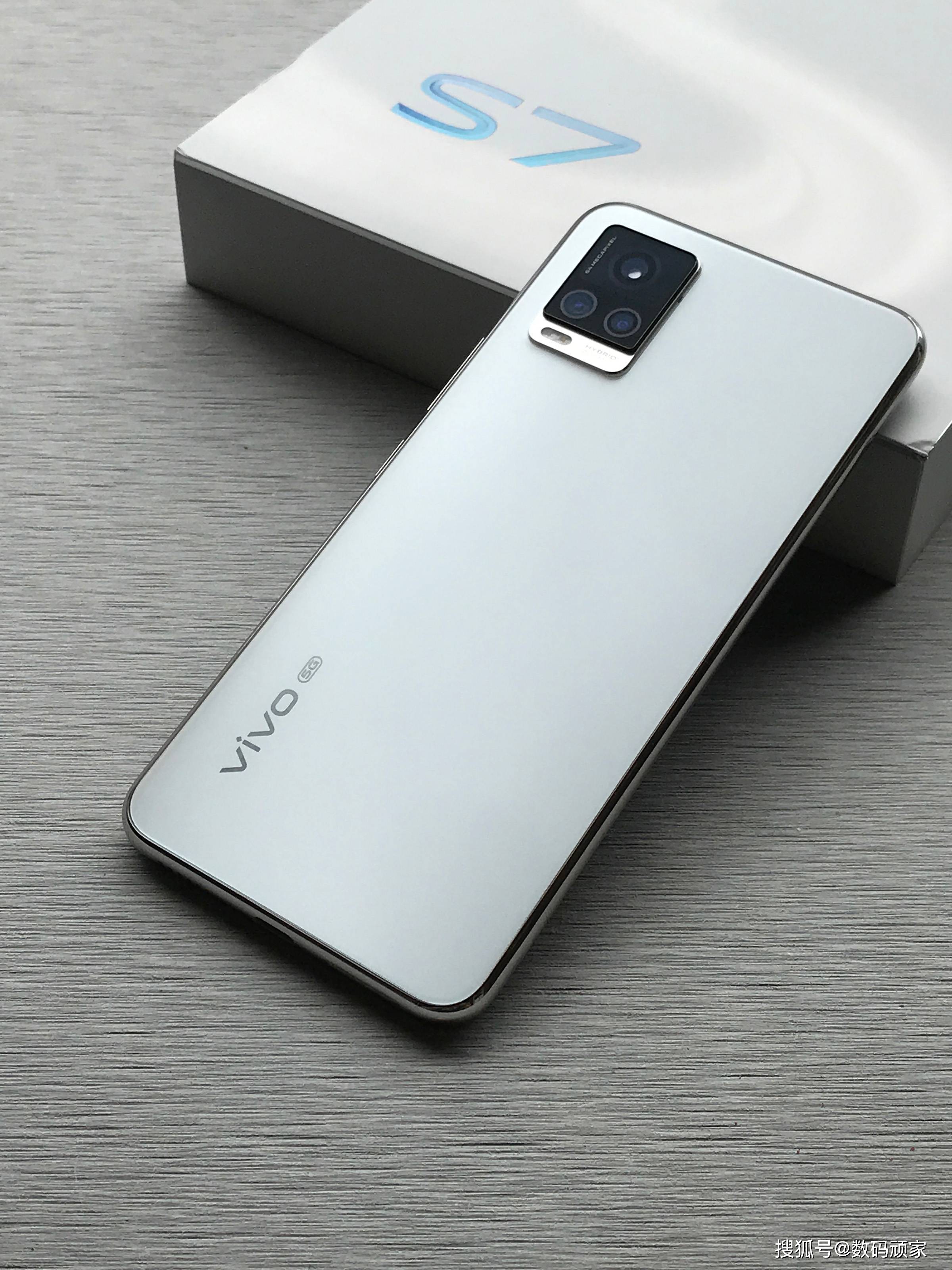 因此对于主打轻薄拍照的vivo s系列而言,选择搭载骁龙765g这颗处理器