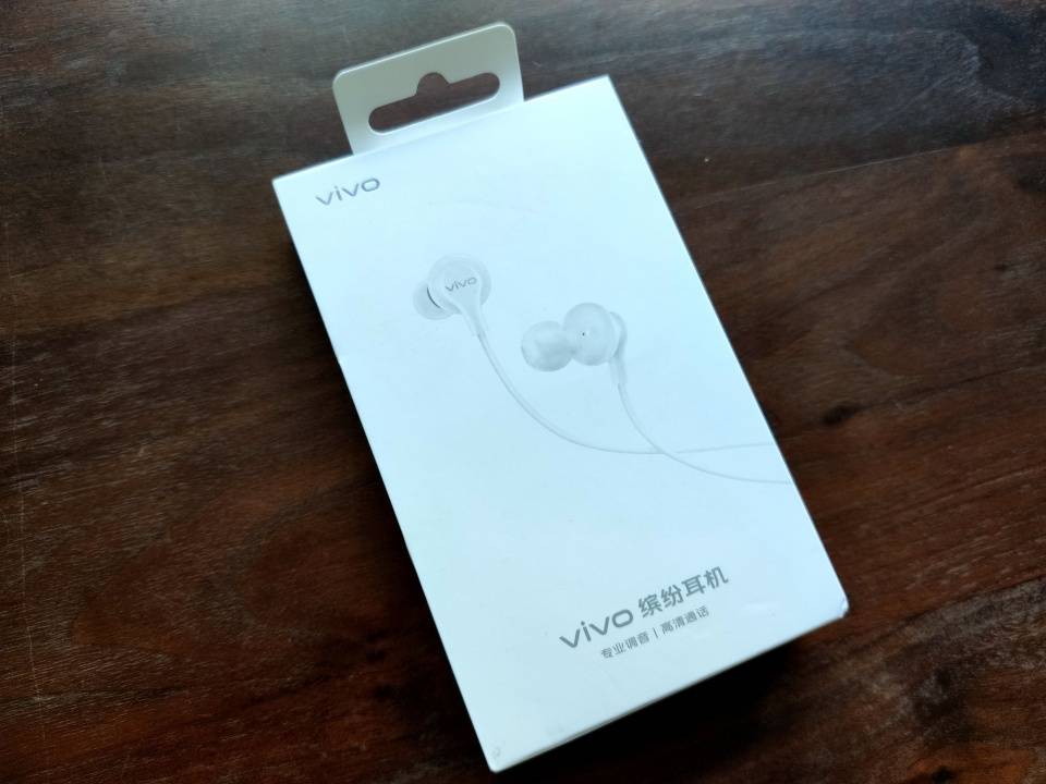 vivo缤纷耳机的包装极其简约,只是一个纸盒包装.