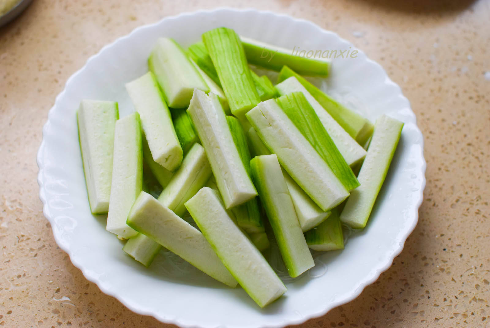 三伏天最爱吃这菜,一切一蒸就上桌,调料很少味道还特别鲜_丝瓜