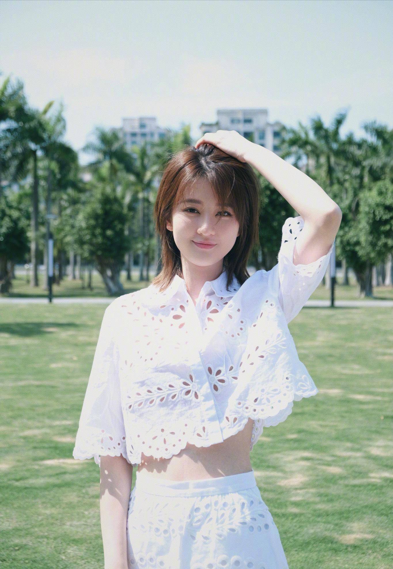 乔欣穿衣真大胆!一袭黑色吊带透视裙大秀好身材,性感妩媚又撩人