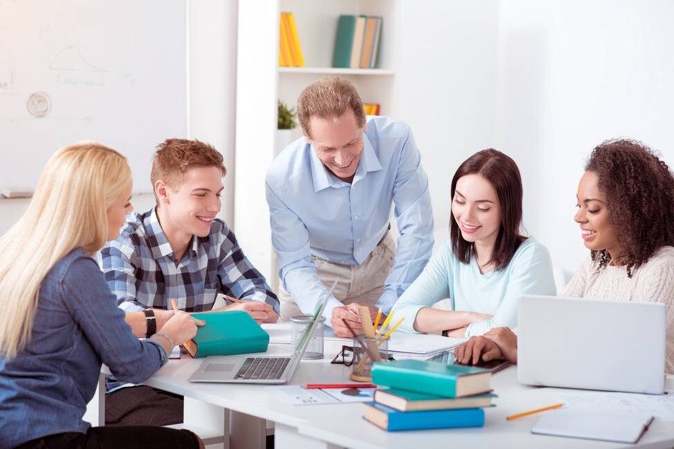 现场沟通 办公室沟通 在轻松的环境中交流,讨论,比那种正襟危坐的交