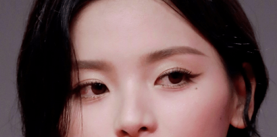 都在嘲杨超越的脸像充了气,谁注意到她眼里透露出的求救信号?_眼睛