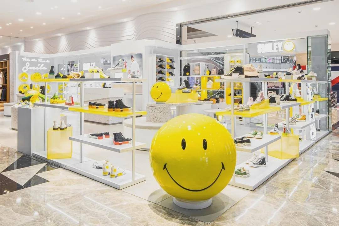 最近凭借和loewe的联名款,在时尚界火出圈的笑脸smiley, 中国首店空降