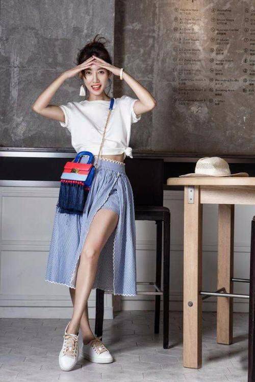 高露黄色t恤配绿袜,怎么高调怎么穿,真是岁数越大越敢穿