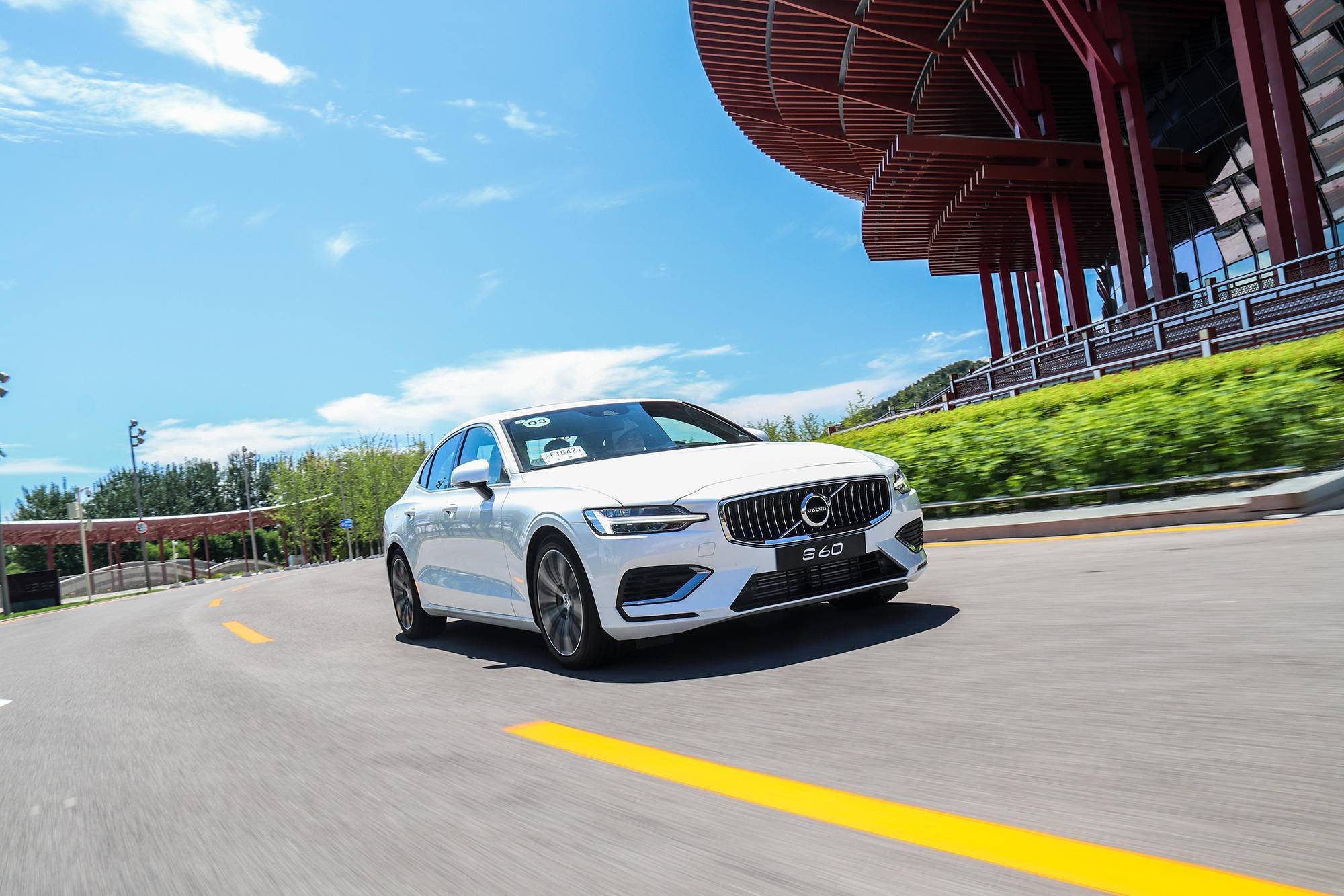 绅士内芯也疯狂试驾沃尔沃s60t8e驱混动