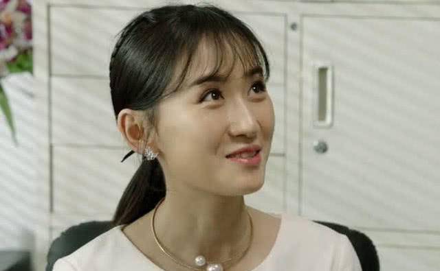 唐艺兮在乡村爱情中饰演一名教师,穿着土气却掩盖不住超高的颜值