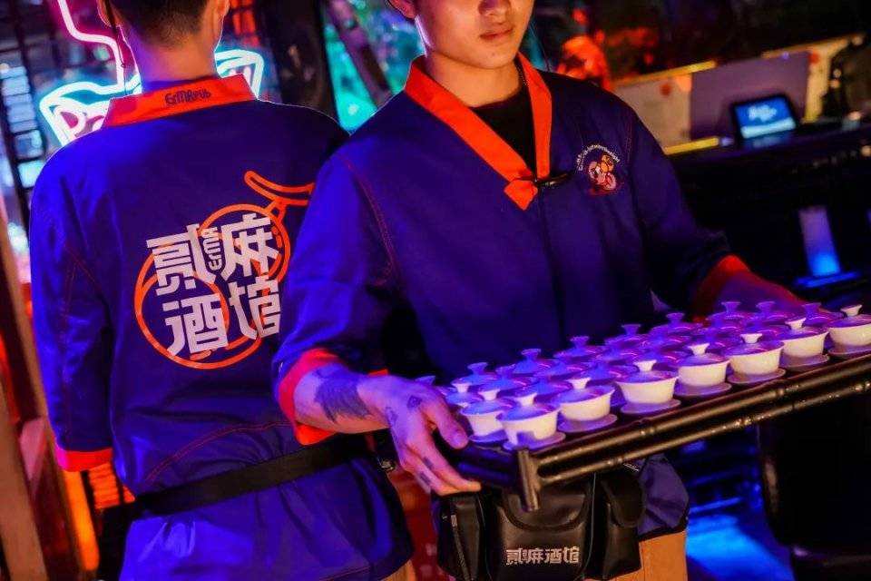 火爆成都斗酒场,贰麻酒馆2.0全新升级,凌晨2点还在排队