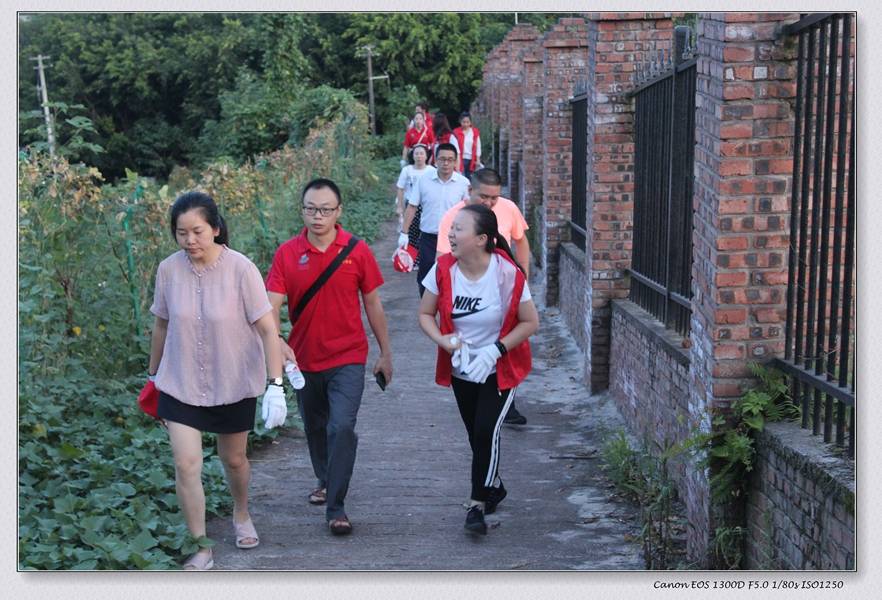 环境卫生大整治|江津区桥南社区组织辖区单位和志愿者进行环境卫生大整治