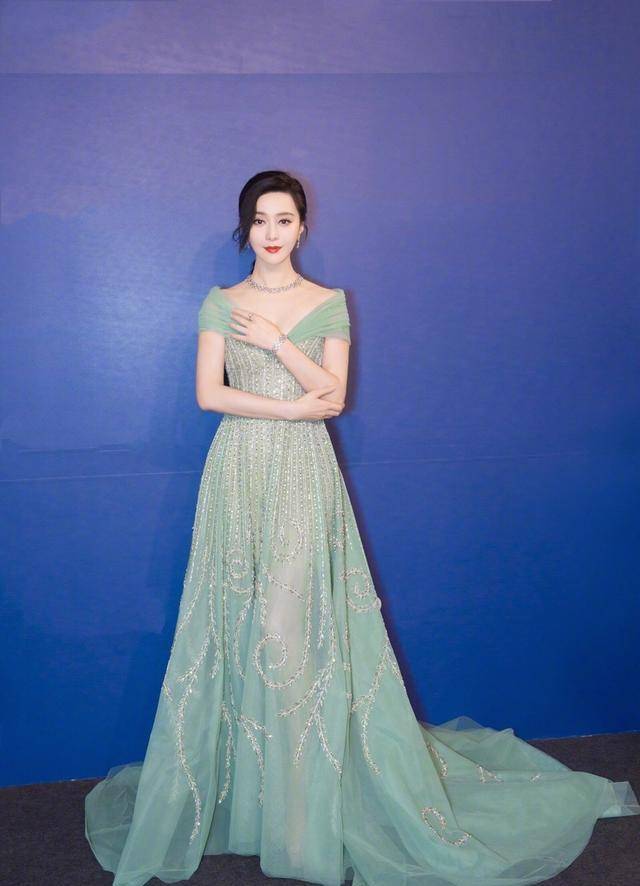 范冰冰又搞幺蛾子穿金色礼服不行还要在肩膀上扛朵花