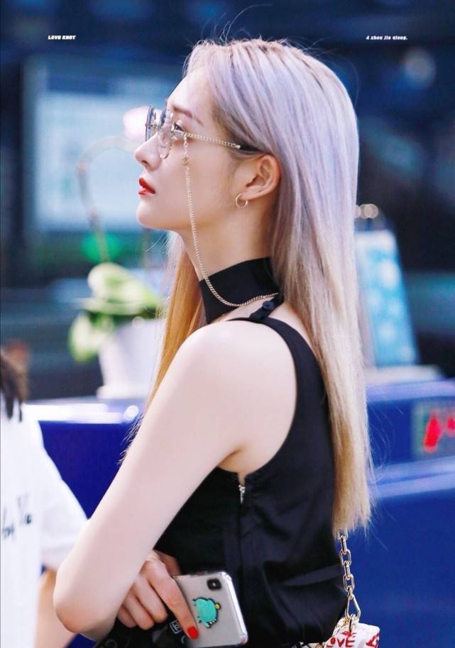 原创紫发的周洁琼美出新高度,肤白气质佳,配上眼镜帅气又时髦!