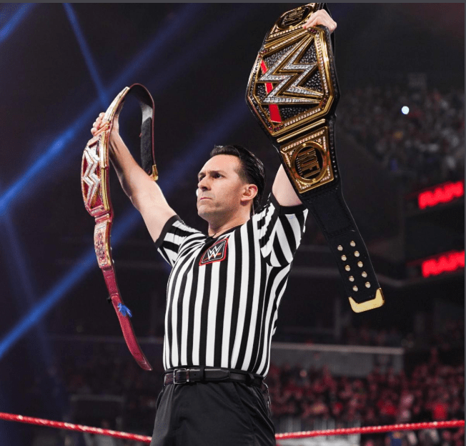 谁才是第一位非裔美国人wwe冠军是科菲金斯顿还是巨石强森