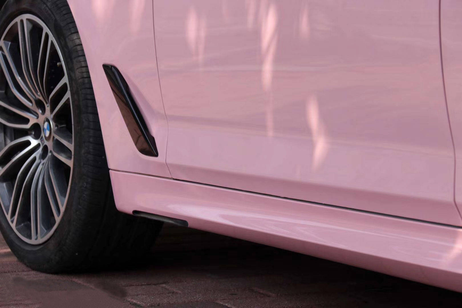 宝马5系改色高亮樱花粉就是这么可凶可奶