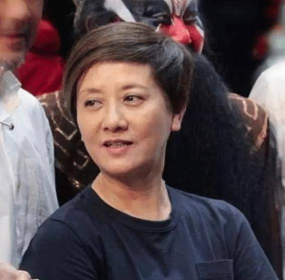 62岁的邓婕参加节目,虽来脸上出现细纹,但气质不减当年