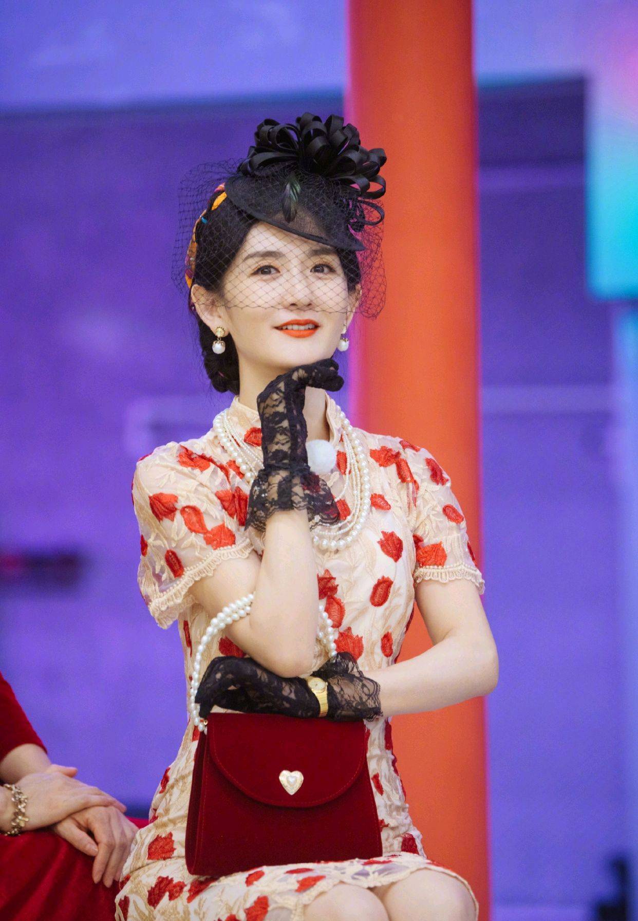 原创谢娜身穿一袭印花旗袍,复古摩登,在人群中美成焦点